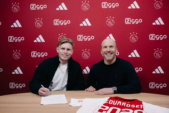Edvardsen tijdens zijn contractondertekening bij Ajax.