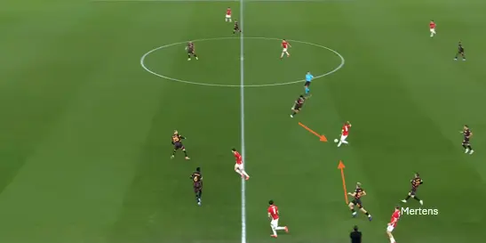 Nadat Galatasaray de bal veroverd heeft, wordt Mertens direct de diepte ingestuurd: