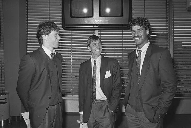 Marco van Basten, Johan Cruijff en Frank Rijkaard in 1986 in het clubkostuum van Ajax. (Bart Molendijk / Anefo, CC0, via Wikimedia Commons).