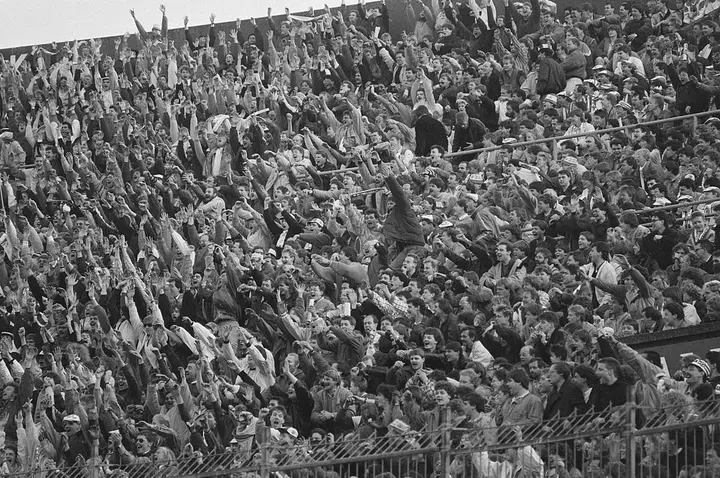 Fanatieke Ajax-supporters tijdens het Europa Cup II-duel met Real Zaragoza.&nbsp;Foto: Bart Molendijk / Anefo, CC0, via Wikimedia Commons.