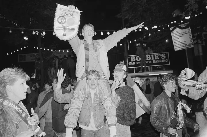Supporters van Ajax vieren de winst van de Europa Cup II in 1987.&nbsp;Foto: Bart Molendijk / Anefo, CC0, via Wikimedia Commons.