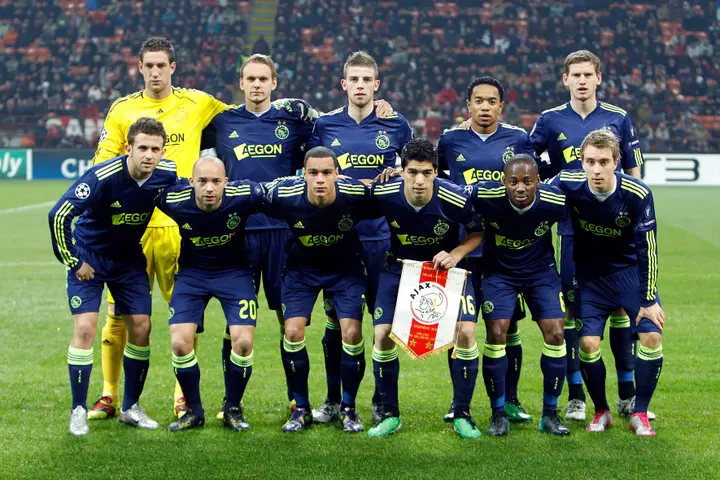 De basisploeg van Ajax op bezoek bij AC Milan in december 2010.