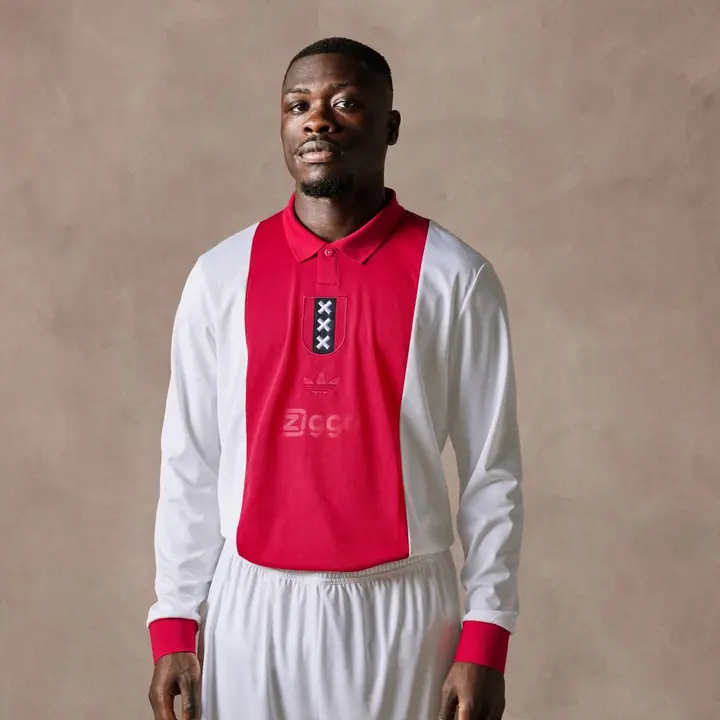 Brian Brobbey in het jubileumtenue van Ajax.
