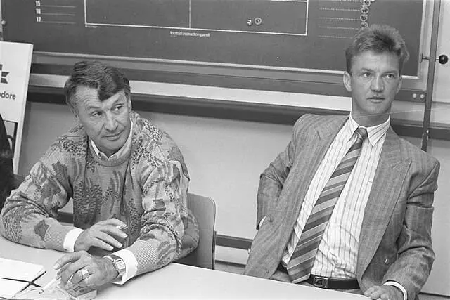 Spitz Kohn als nieuwe trainer van Ajax met naast hem de toenmalige assistent-trainer Louis van Gaal.&nbsp;Foto: Rob C. Croes / Anefo, CC0, via Wikimedia Commons.