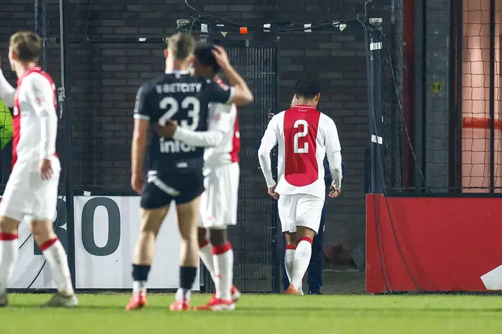 Rechtsback Ugwu werd in de 27e minuut van het veld gestuurd en daardoor kreeg Jong Ajax het een stuk lastiger.