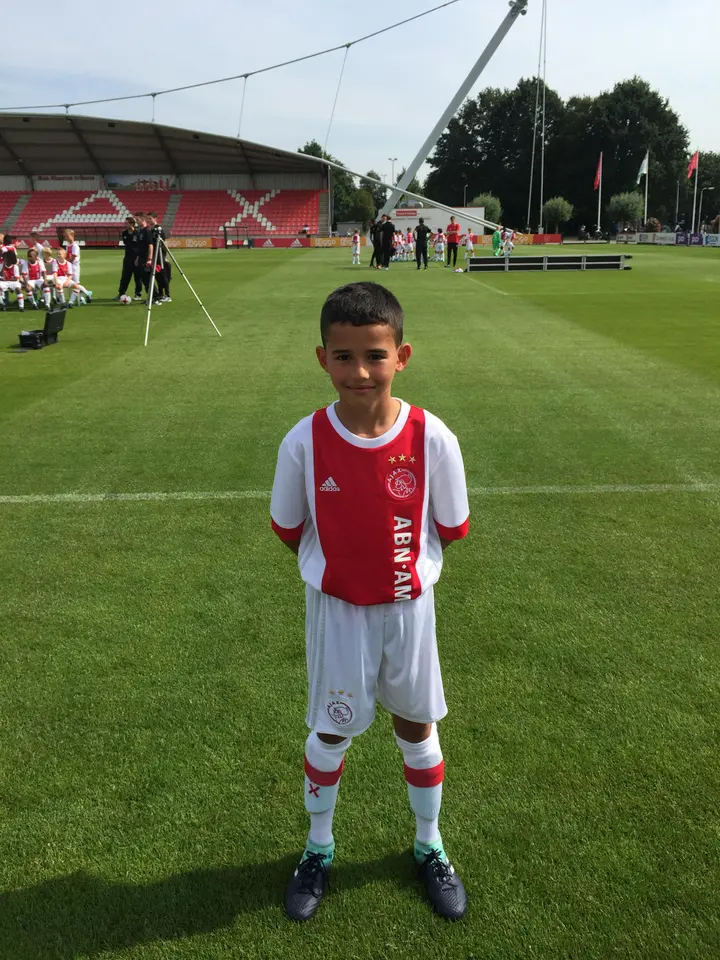 Moumane als trotse Ajacied in zijn eerste periode bij de club.