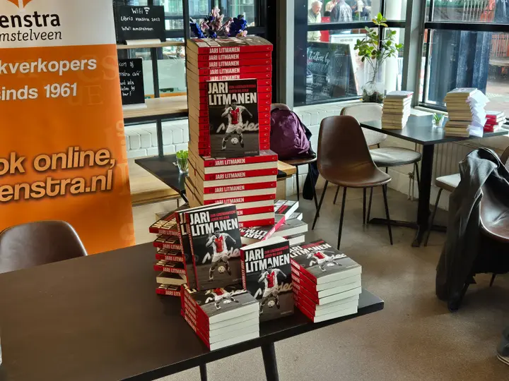 Honderden mensen kwamen naar Amstelveen om een boek, handtekening en foto te scoren van Jari Litmanen.