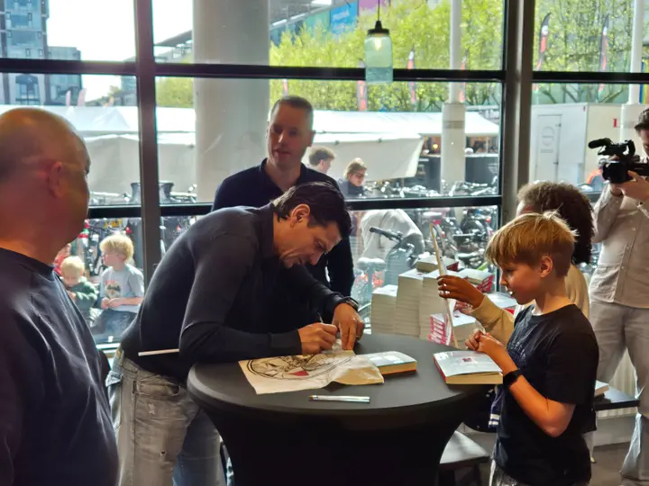 Ook voor de jongste fans neemt Jari Litmanen alle tijd.