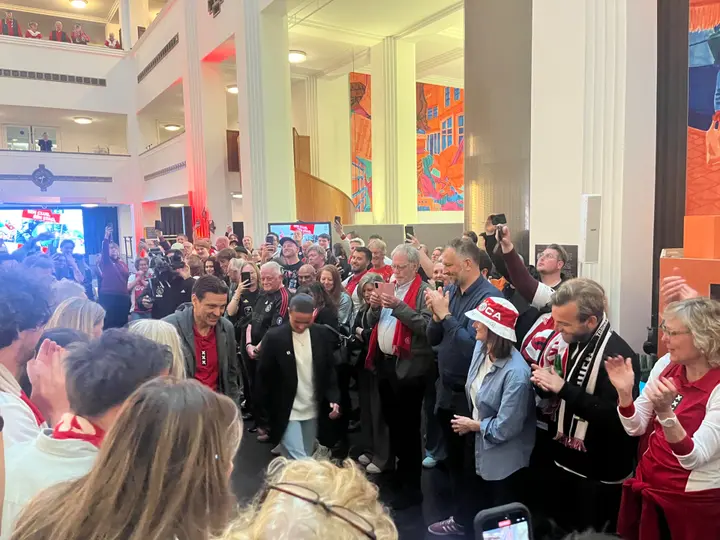 Litmanen en Spitse onderweg naar het begin van de tentoonstelling.