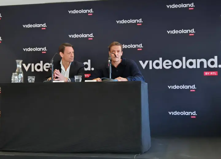 Barry Schneider (r) en Michel van der Hoeven zijn blij dat ze met respectievelijk Videoland en Warner Bros. de rechten hebben bemachtigd om een serie te maken gebaseerd op het boek Basta.
