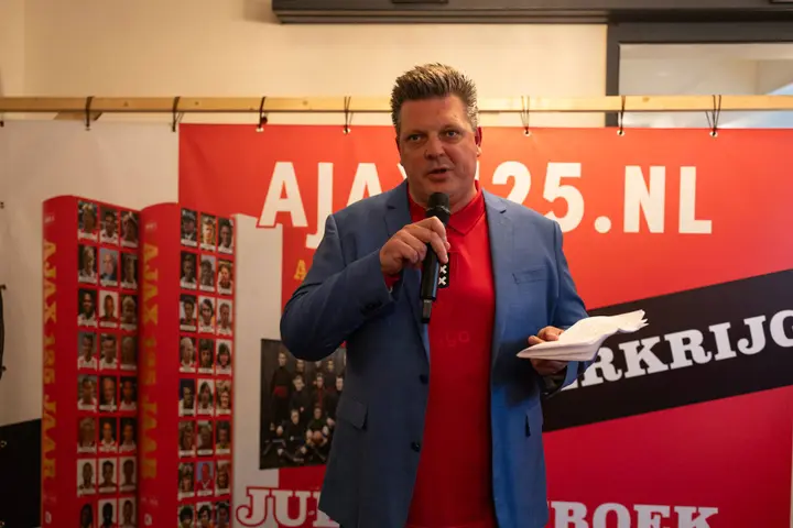 Menno Pot kreeg de eer om spreekstalmeester te zijn tijdens de boekpresentatie en vertelde onder meer hoe uniek het is hoe goed de club tijdens een jubileumjaar presteert.