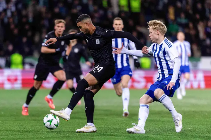 Boultam controleert de bal tijdens het Conference League-duel van zijn huidige team NK Olimpija met HJK Helsinki.