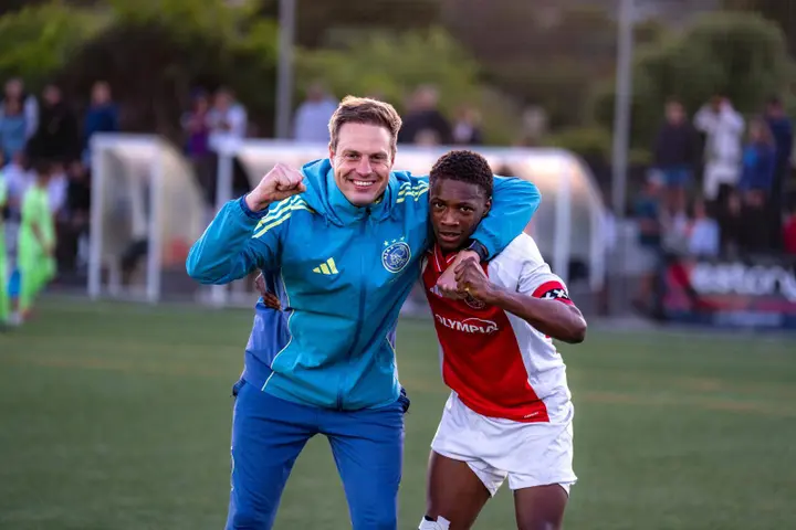 Trainer Rik Verhage en aanvoerder Geraïn van Loon vieren de winst.