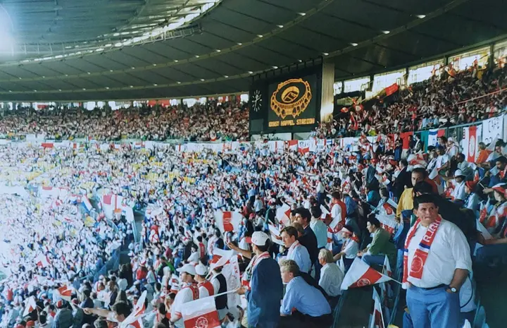 Benno Puttenstein maakte een aantal schitterende foto's in het Ernst Happel Stadion. Dit beeld van de Ajax-fans mag zeker niet ontbreken.&nbsp;