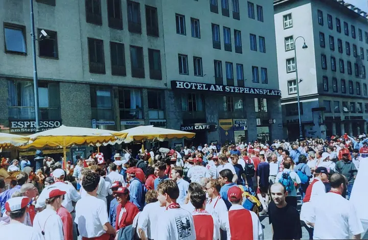 Voormalig steward&nbsp;Theo Robijns genoot van de sfeer in de stad en in het stadion.&nbsp;Benno Puttenstein maakte deze foto vanuit de binnenstad in Wenen. Het wit-rood-wit was goed vertegenwoordigd.&nbsp;