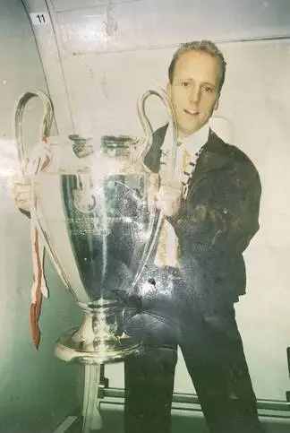 Als je vanuit Wenen in het vliegtuig met de spelers zit, dan moet je uiteraard op de foto met dé beker.&nbsp;Gerard Eegdeman maakte een geweldige foto.&nbsp;