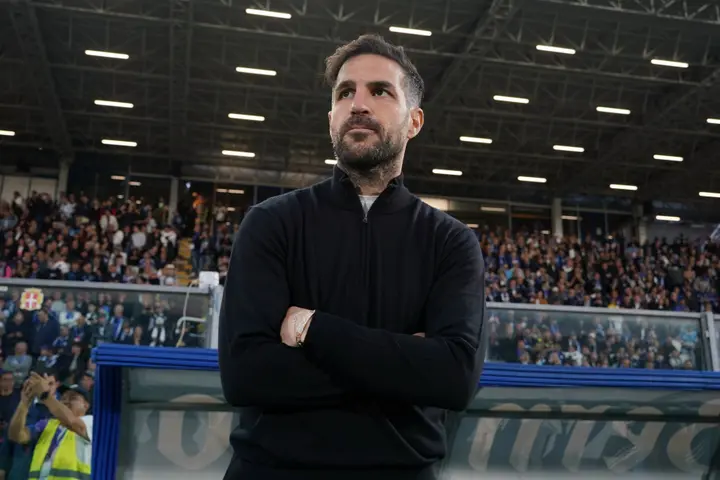 Bij Como 1907 is Cesc Fàbregas de hoofdtrainer.