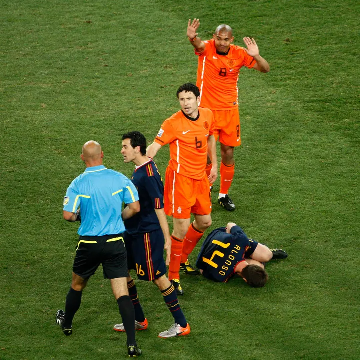Waar Nigel de Jong ontsnapte aan een rode kaart, moest Youri Regeer wel het verlaten.