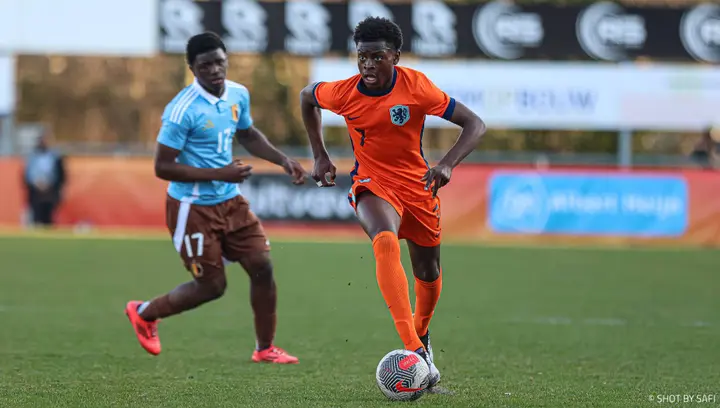 Darko laat, zoals zo vaak, een tegenstander de hielen zien. Ditmaal tijdens het duel tussen Oranje O15 en België O15.