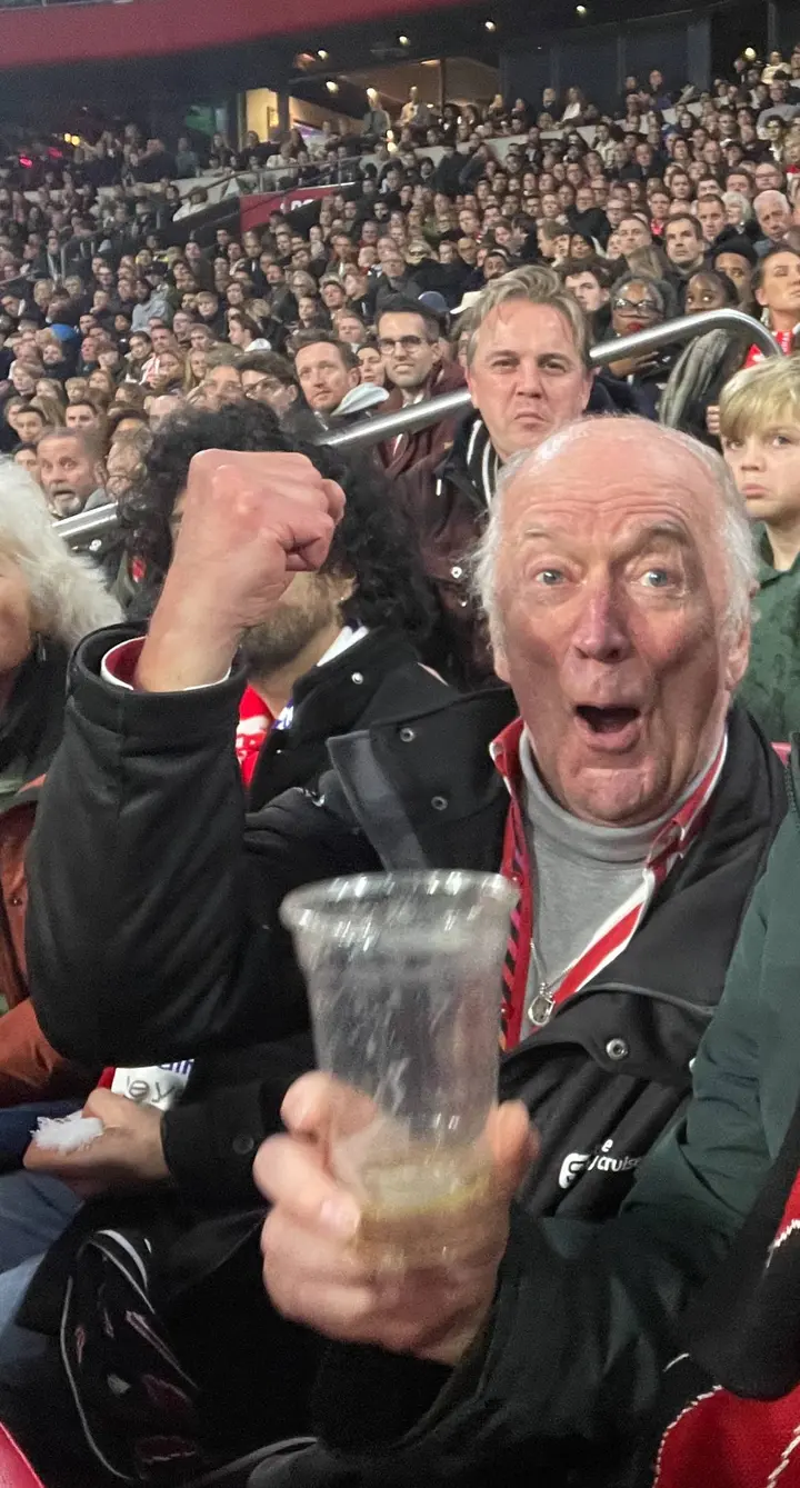 Harry Slinger als supporter in de Johan Cruijff ArenA.
