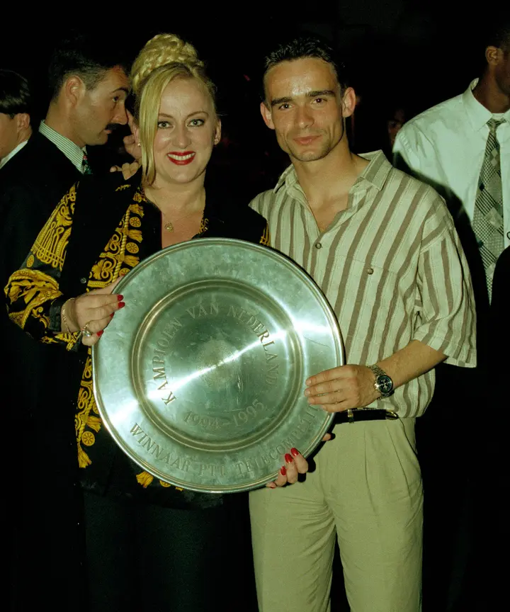Karin Bloemen op de foto met Marc Overmars. 'Alleen die kun je tegenwoordig niet meer posten. Je maakt fouten en daar is hij goed voor gestraft. Hij heeft letterlijk enorm voor lul gestaan. Maar het is ook wel een keer klaar.'