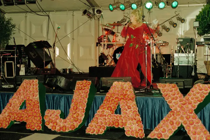 Karin Bloemen tijdens een van haar vele optredens bij Ajax.