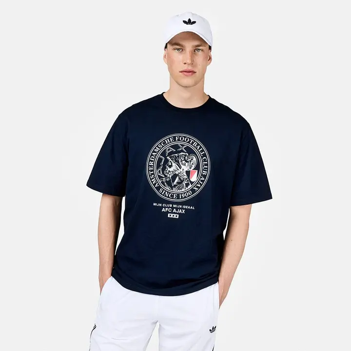 Een van de t-shirts uit de nieuwe kledingcollecties van Ajax.