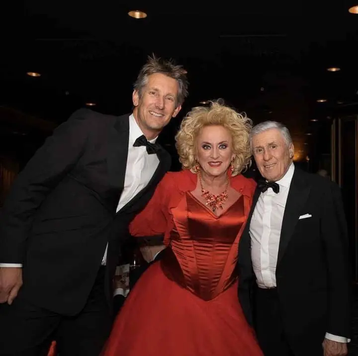 Karin Bloemen op de foto met Ajax-iconen Edwin van der Sar en Sjaak Swart. Laatstgenoemde vraagt Bloemen nog geregeld om op te treden tijdens gala's van Ajax.