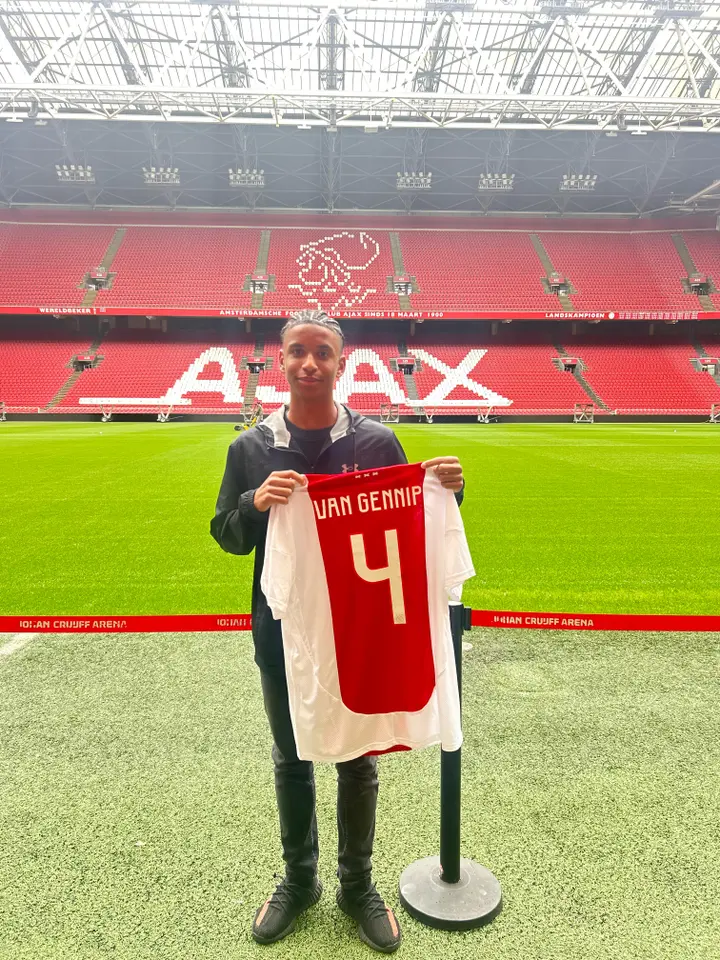 Van Gennip presenteert trots zijn Ajax-shirt in de Johan Cruijff ArenA.