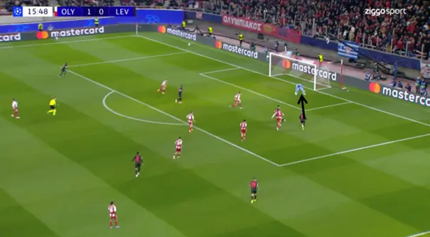 Tzolakis redt Olympiakos in deze situatie.