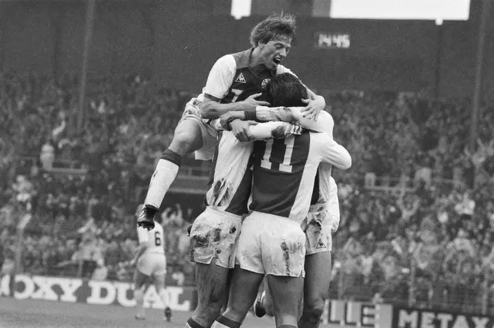 Jesper Olsen namens Ajax tegen Feyenoord (8-2). (Rob Bogaerts / Anefo, CC0, via Wikimedia Commons)