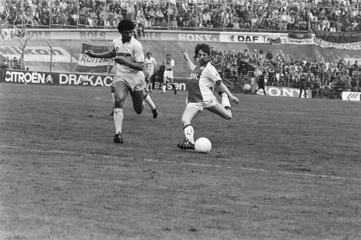Jesper Olsen namens Ajax tegen Feyenoord (3-3). (Rob Bogaerts / Anefo, CC0, via Wikimedia Commons)