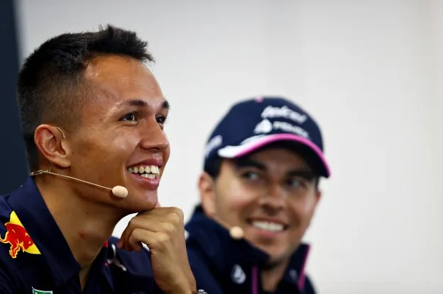 <i>Albon werd al snel voor de leeuwen gegooid met een promotie naar Red Bull Racing. Inmiddels heeft Pérez hem vervangen.</i>