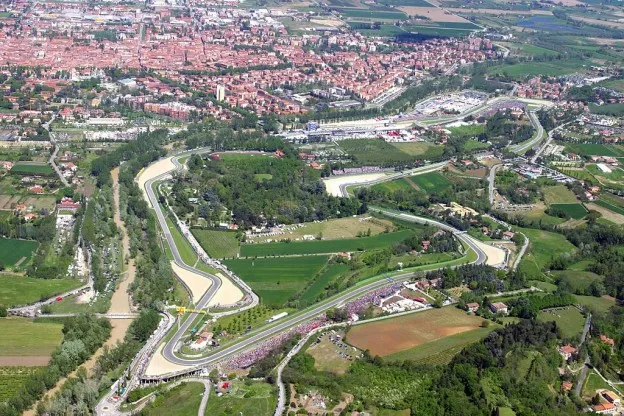 <i>Voor een veertienjarige absentie op de kalender was het circuit van Imola het toneel van Fernando Alonso en Michael Schumacher.</i>