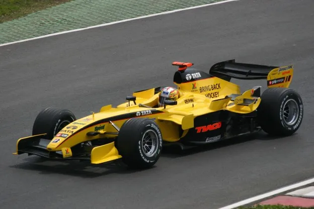 <i>De Portugees Tiago Monteiro wist op Indianapolis achter de Ferrari's een uniek podium te pakken in een race met zes deelnemers.</i>