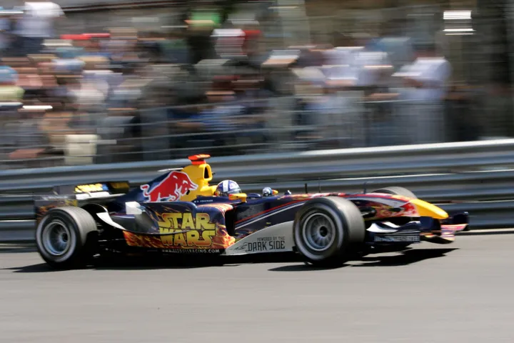 <i>Red Bull-coureur David Coulthard in de straten van Monaco, 2005.</i>
