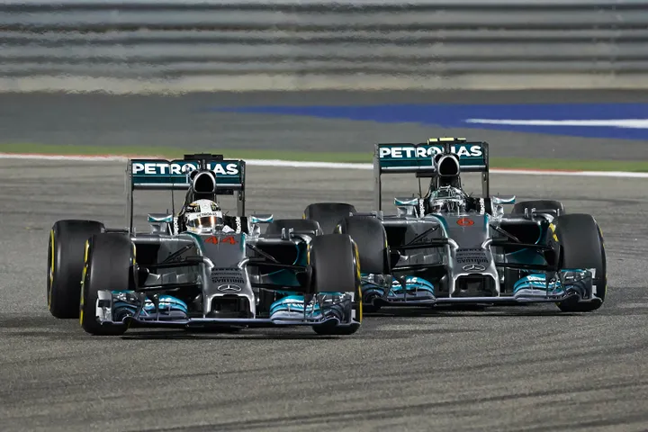 Mercedes-teamgenoten Hamilton en Rosberg vochten hard voor het 2016-kampioenschap.