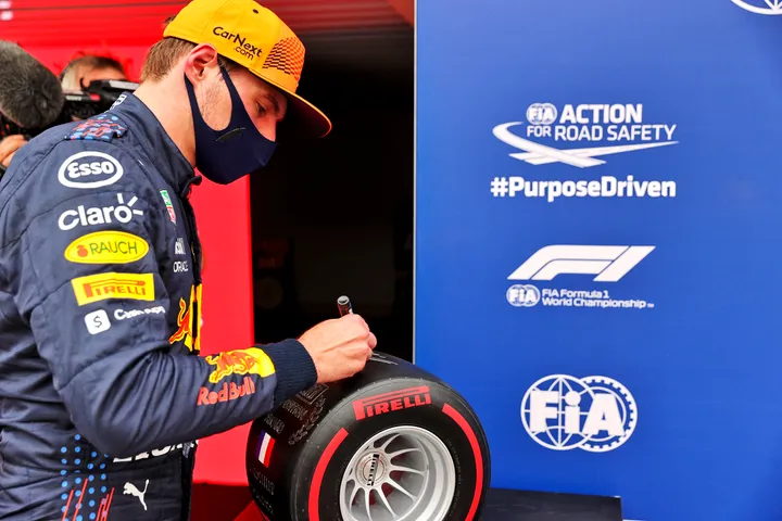 <i>Figuur 1. Max Verstappen zal dit bandje misschien ook nog wel willen inzetten gezien het tekort aan banden.</i>