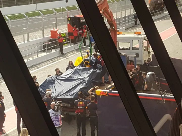 <i>De RB18 wordt bij de Red Bull-pitbox afgeleverd.</i>