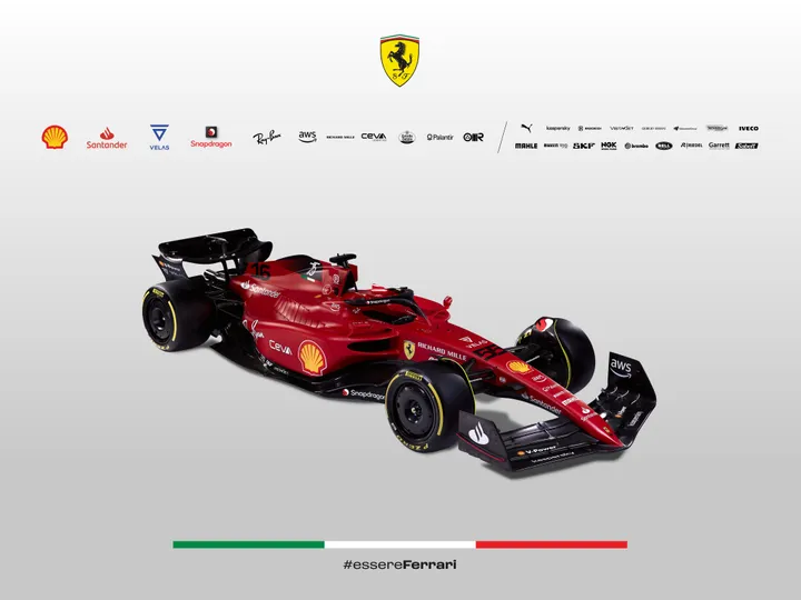 <i>Op deze foto zie je duidelijk de dunne radiatoren en het scherp afhellende chassis eronder. (Foto: Ferrari F1 Media)</i>