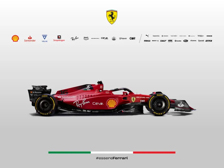 <i>Het zijaanzicht van de F1-75. Aan de achterkant, ter hoogte van de 'a' van het Santander-logo, zie je de kleine helling waar we het over hebben. (Foto: Ferrari F1 Media)</i>