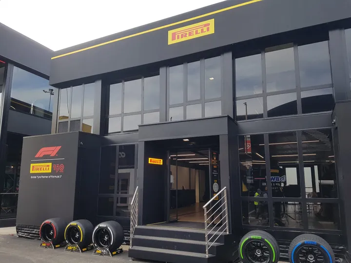 <i>Op de koffie bij Pirelli, dat mooi haar diverse bandencompounds tentoonstelt.</i>