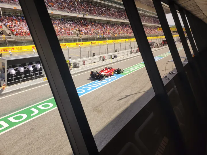 <i>Charles Leclerc keert terug naar de pitstraat na halverwege de race motorproblemen te ervaren. Geschoten vanuit het mediacentrum.</i>