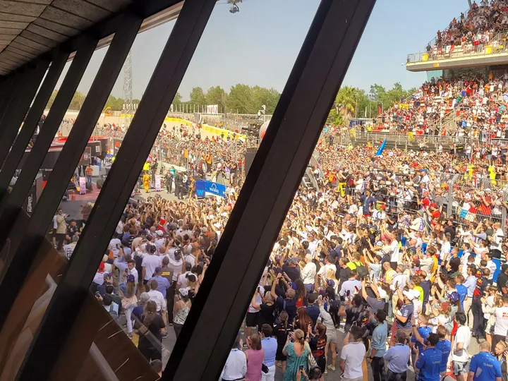 <i>De Formule 1-fans in Spanje trokken massaal richting het podium om de zege van Max Verstappen met hem te vieren.</i>