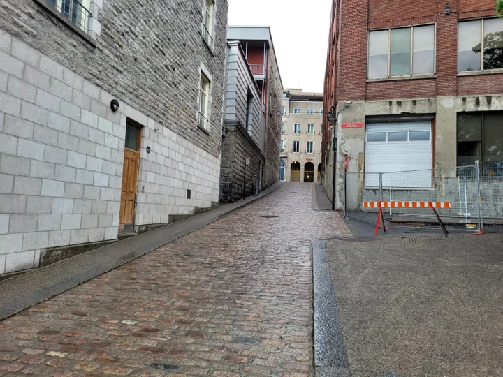 <i>Pittoreske straatjes in Montreal doen een beetje denken aan Frankrijk, maar Amerikaanse invloeden zijn ook zeer duidelijk te merken.&nbsp;</i>