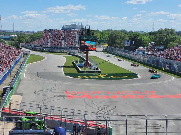 <i>De Formule 1-coureurs volgen de safety car. Dit stelde Sainz in de gelegenheid om tegen het einde de druk op Max Verstappen nog op te voeren.</i>