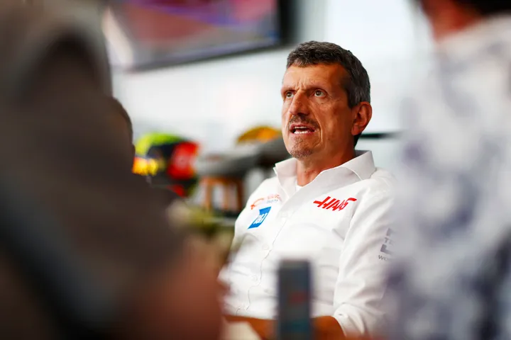 <i>Een ontspannen Günther Steiner ontvangt de pers in de hospitality van Haas.</i>