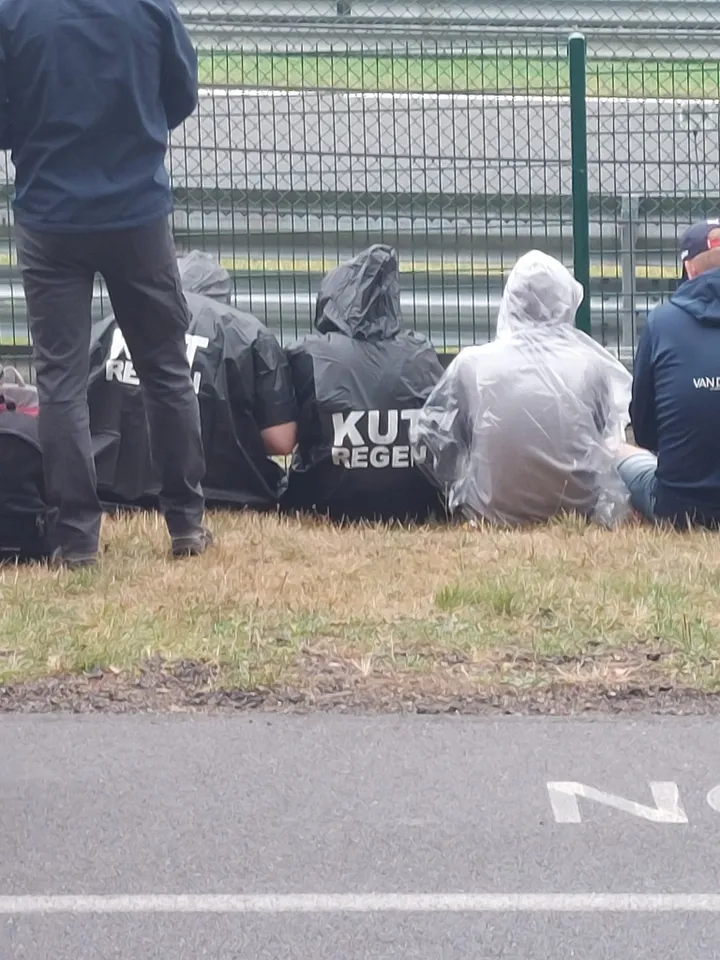 Deze fan had een duidelijke mening over de regen.