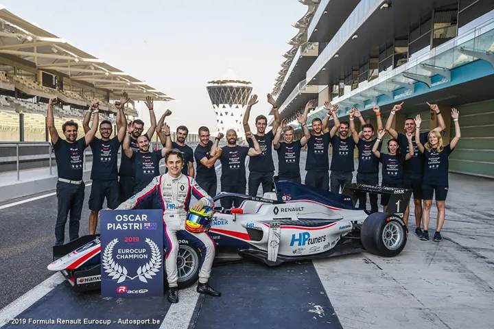 Kampioen Piastri met zijn team R-ace GP op Yas Marina