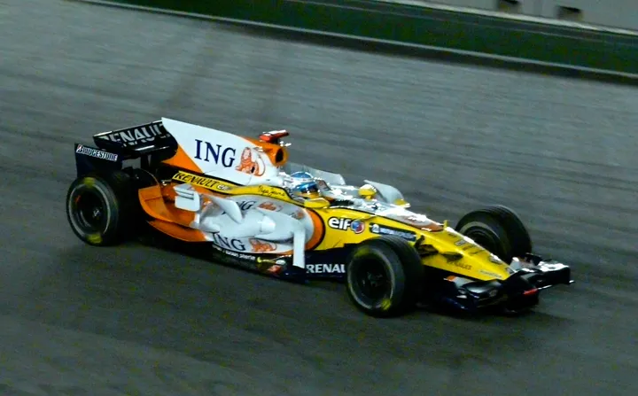 <i>De eerste nachtrace ooit werd op controversiële wijze een prooi voor Fernando Alonso.</i>